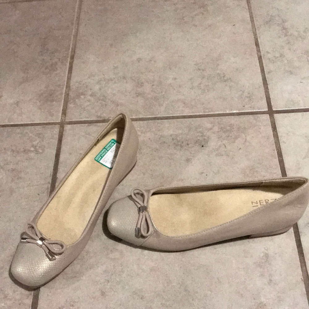 Women’s 7.5 Naturalizer flats. Never worn!